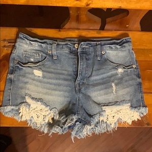 High rise shortie with lace detailed pockets